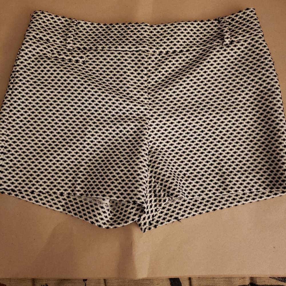 Women's shorts - Picture 1 of 3